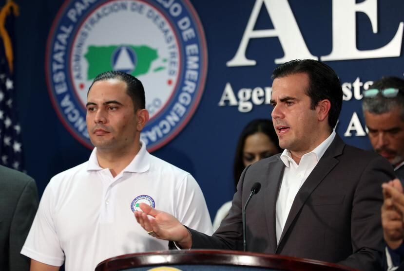 Abner Gómez (a la izquierda), junto al gobernador Ricardo Rosselló, dijo que Puerto Rico recibirá un portaviones, un hospital y una barcaza. Precisó que esta última traerá agua, alimento y catres. (Archivo / GFR Media)