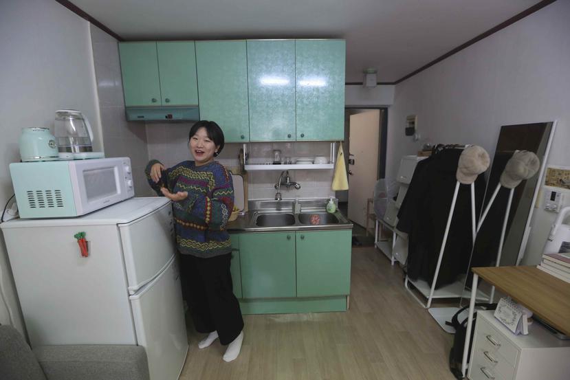 Kim Da-hye tiene 29 años y se mudó a un semisótano donde paga $211 al mes, cuando renunció a su trabajo para poder cuidar a su mamá. (AP)