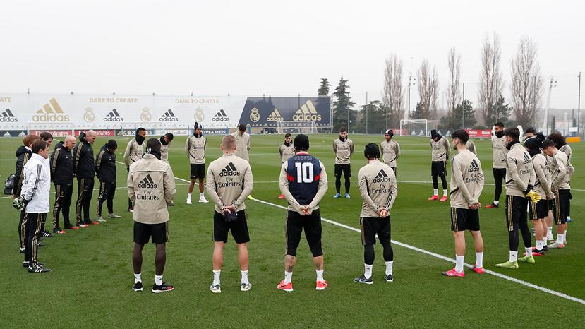 Los jugadores del Real Madrid reunidos antes de comenzar su entrenamiento. (Captura / Twitter)