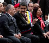 Maduro, al centro, habló con Diosdado Cabello, durante una ceremonia reciente en Caracas, Venezuela. (AP)