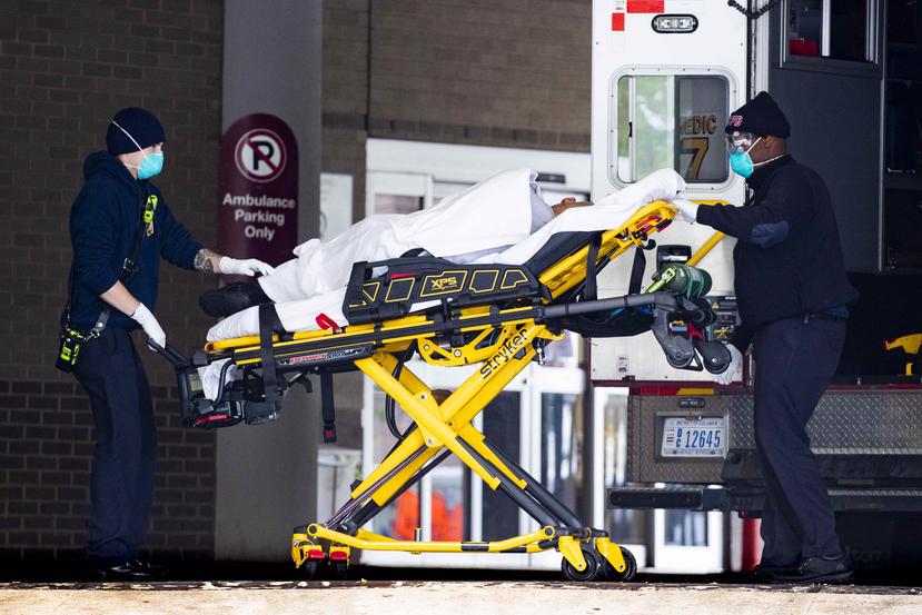 Unidad médica traslada a un paciente contagiado a la sala de emergencia del Hospital de la Universidad de George Washington. (EFE)