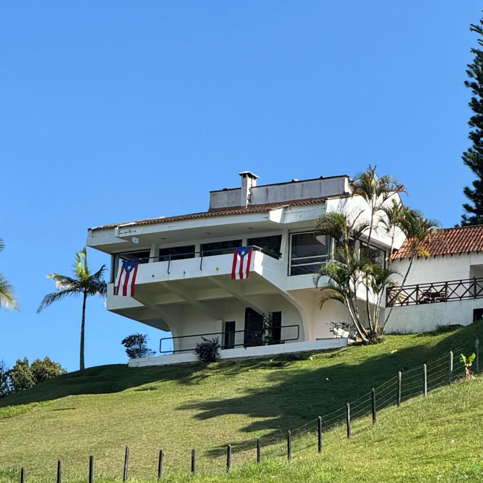 Dos banderas de Puerto Rico colgando de un balcón de una residencia localizada a la orilla del embalse de Guatapé, en Colombia.