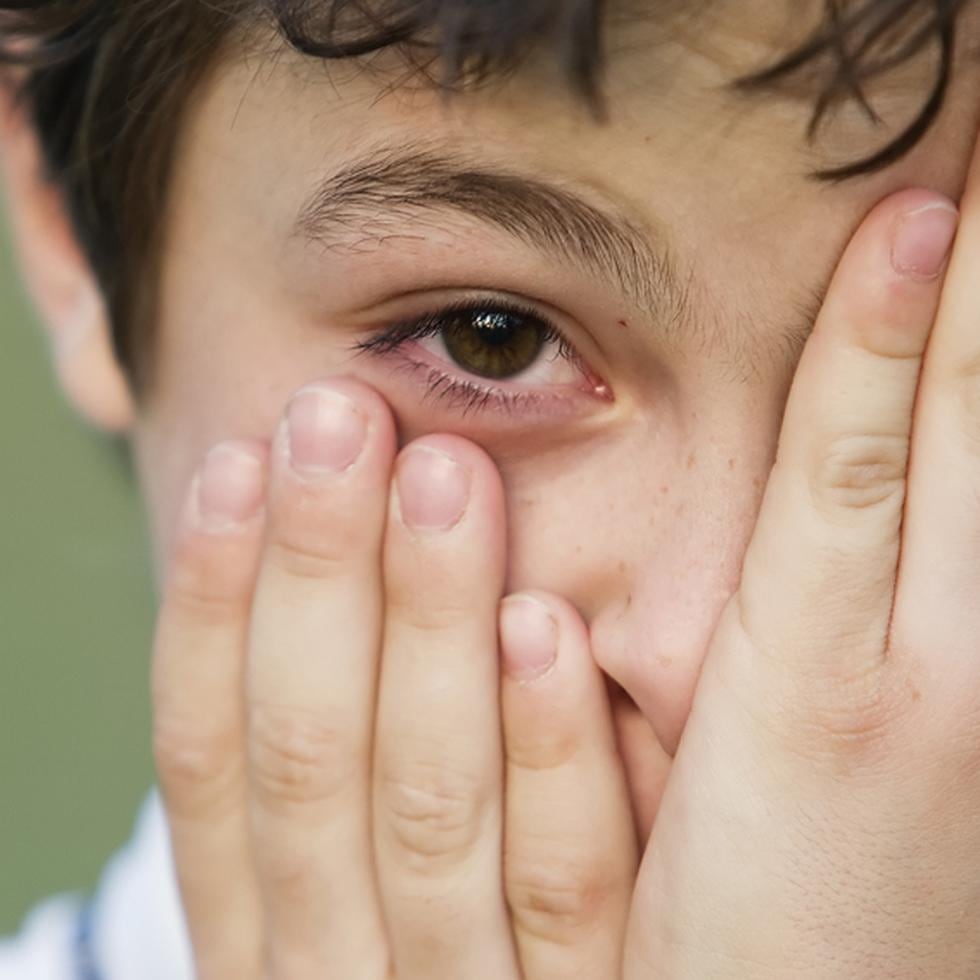 Si tu hijo es sensible a los ruidos, posiblemente va estar angustiado con el sonido del viento y debes tomar medidas, unos audífonos que lo bloqueen o disminuyan. (Shutterstock)