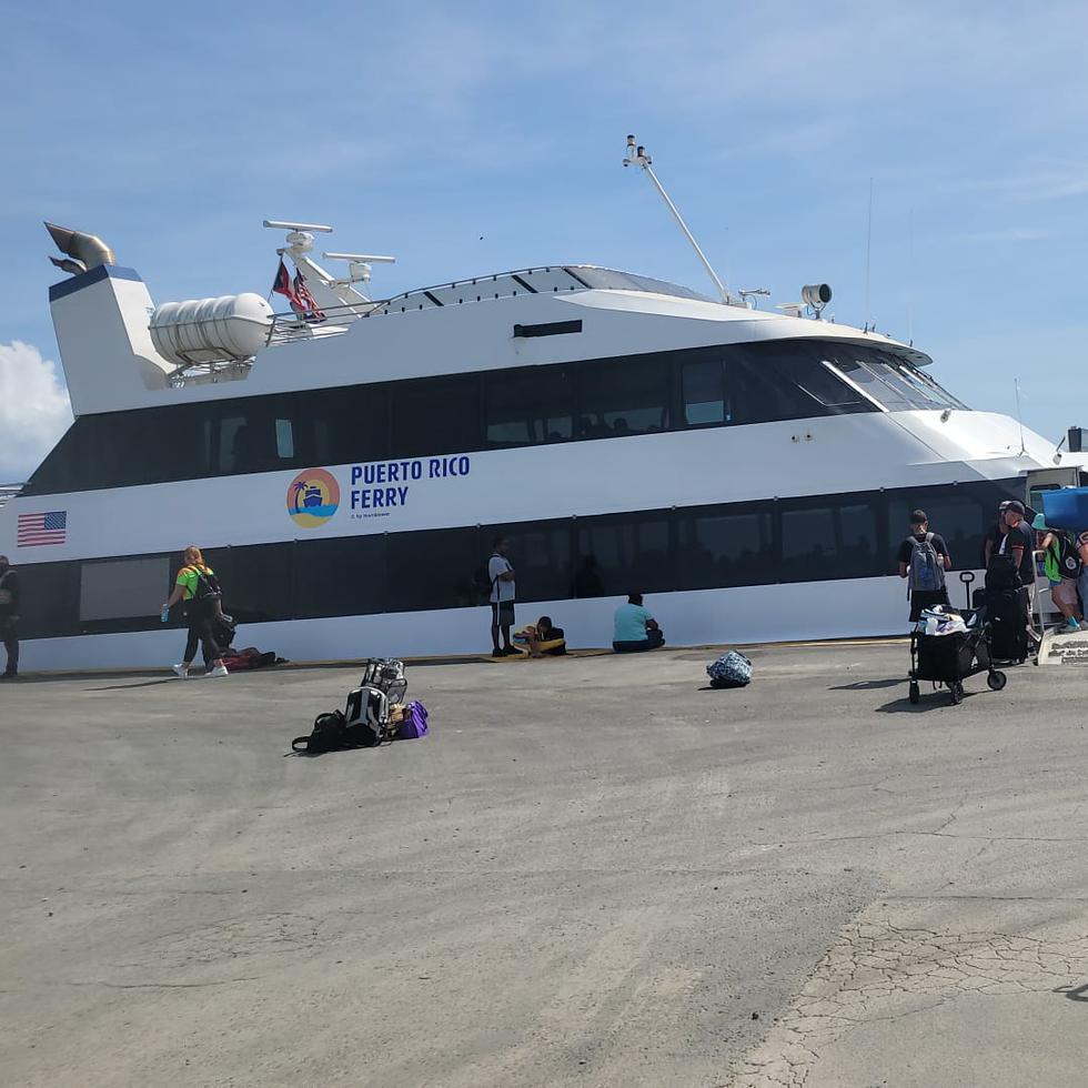 Viequenses esperando que se les permita arribar el ferry para regresar a sus casas.