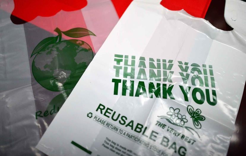La Ley 247 de 2015 prohíbe el uso de bolsas plásticas desechables y fomenta la utilización de fundas resusables como la que está en la foto.