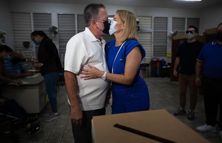 La candidata a la alcaldía de Guaynabo, Dana Miró asiste a votar en la Gersh Academy junto a su esposo Luisito Vigoreaux y en compañía de su hijo mayor Jean Paul y su hija Andrea.