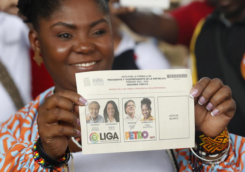 Francia Márquez muestra su voto hoy, en Suárez, departamento de Cauca, Colombia.
