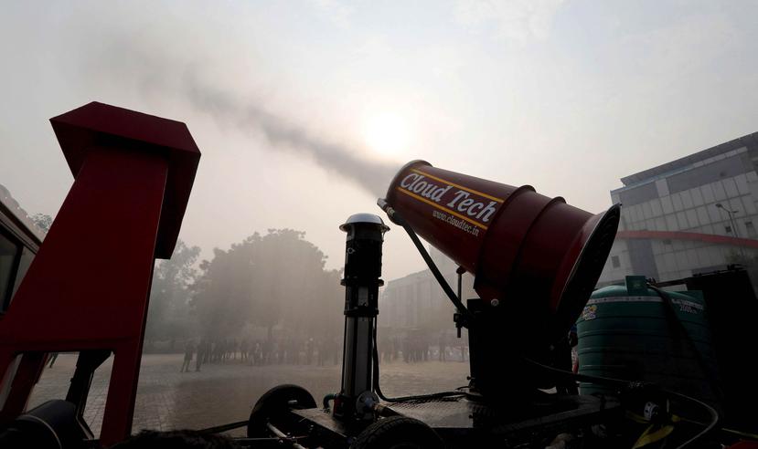 Vista de un dispositivo que rocía agua en el aire para reducir la contaminación durante las pruebas llevadas a cabo por las autoridades en la zona de Anand Vihar, en Nueva Delhi (EFE).