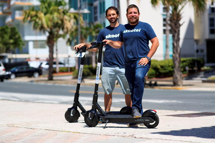 Los socios fundadores de Skootel, Aldo Briano (izquierda) y Juan Parra, esperan  expandir su servicio con otros vehículos como mopeds y bicicletas eléctricas.