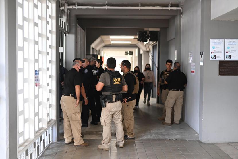 Agentes federales llegan al Centro Médico de Río Piedras, donde se atendió a los dos agentes que resultaron heridos en el tiroteo, el 17 de noviembre de 2022.