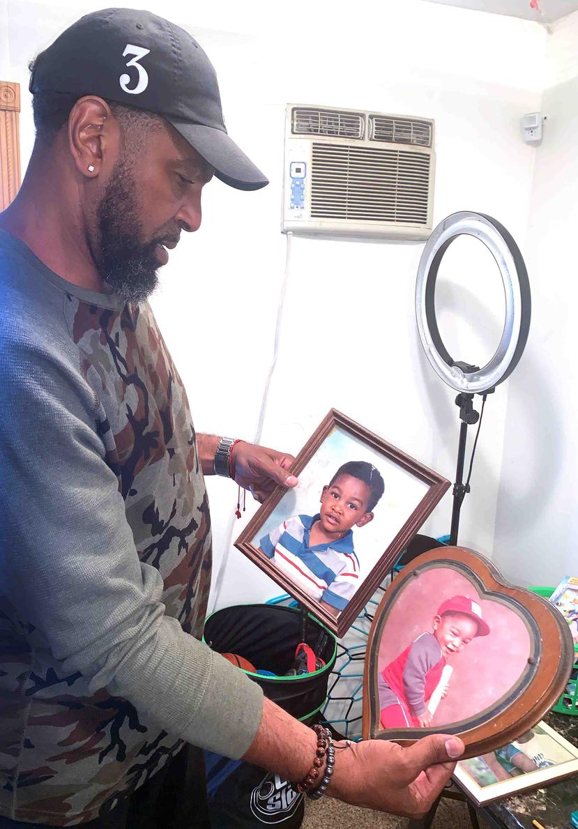 Wes Correa observa una foto de su hijo cuando era niño. Hasson, nombre de su primogénito, fue asesinado en un incidente violento en octubre pasado. (Especial para El Nuevo Día / Coral N. Negrón)