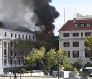 Vista del incendio en el Parlamento de Sudáfrica.