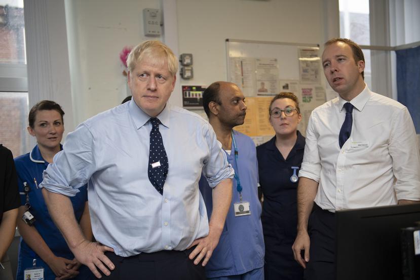 El primer ministro británico Boris Johnson durante una visita al Hospital General del norte de Manchester, el domingo 29 de septiembre de 2019, en Manchester, Inglaterra. (Andy Stenning / AP)