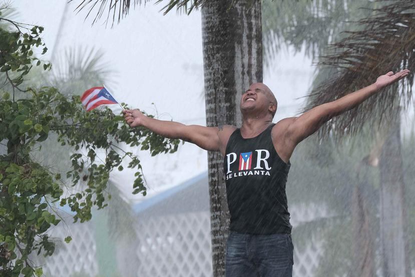 Un manifestante extiende los brazos mientras se moja con la lluvia durante la multitudinaria marcha realizada en el expreso Las Américas. (GFR Media)
