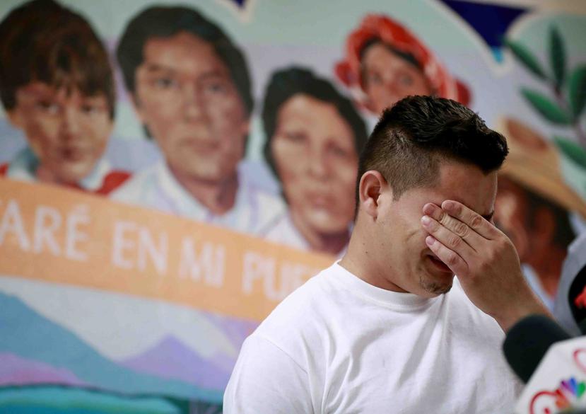 En esta fotografía de archivo del 25 de junio de 2018, Christian, de Honduras, narra cómo lo separaron de su hijo en la frontera, durante una conferencia de prensa en la Casa de la Anunciación en El Paso, Texas. (AP)