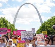Fotografía de archivo de varias personas que protestan por los derechos de aborto en Oklahoma.