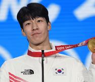 En foto del jueves 10 de febrero del 2022, el medallista de oro Hwang Dae-heon de Corea del Sur celebra tras ganar su medalla de oro en los 1.500 metros de patinaje de velocidad en los Juegos Olímpicos de Beijing.
