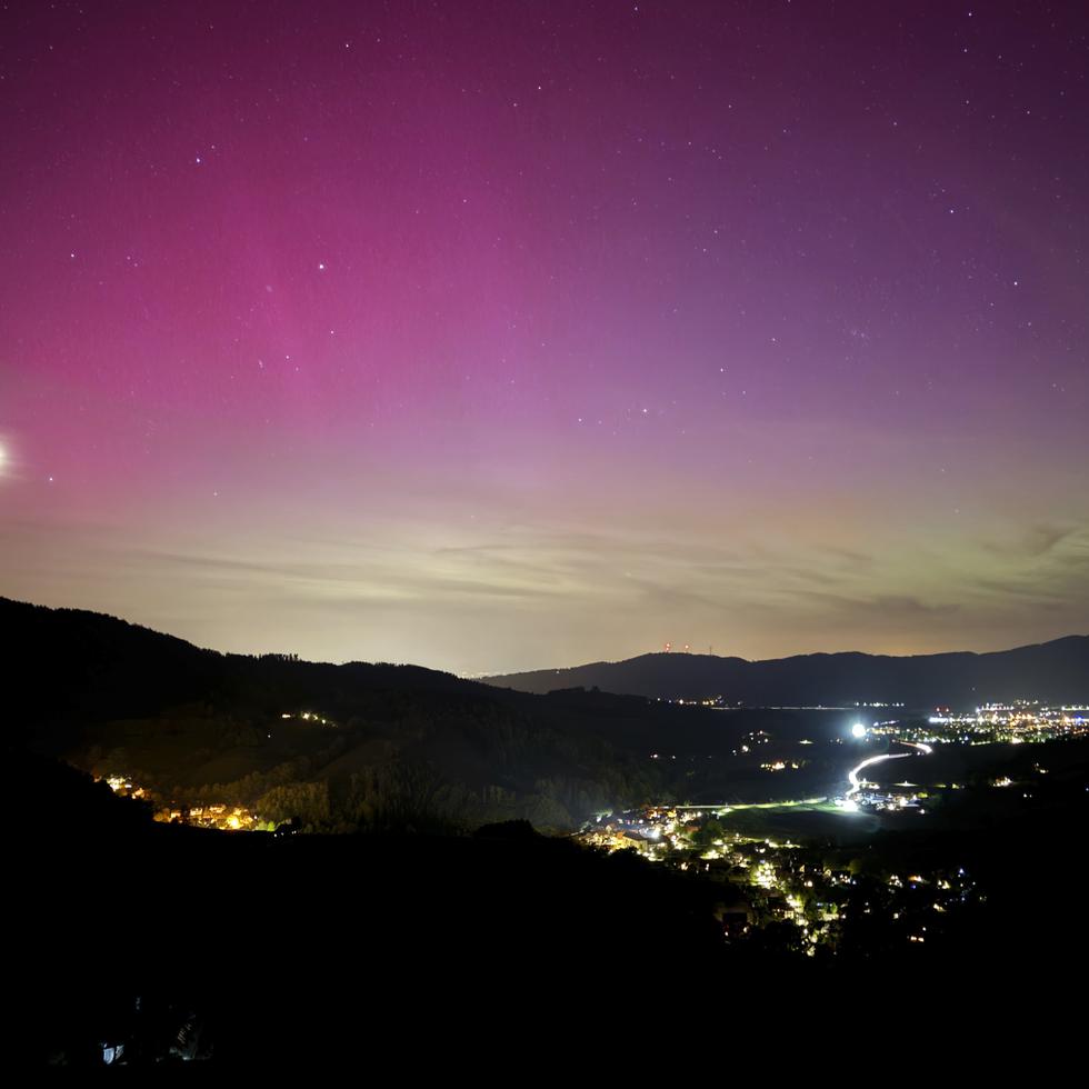 La aurora boreal aparece sobre el valle de Dreisamtal en la Selva Negra cerca de Friburgo, Alemania, la noche del viernes 10 de mayo de 2024. (Valentin Gensch/dpa vía AP)