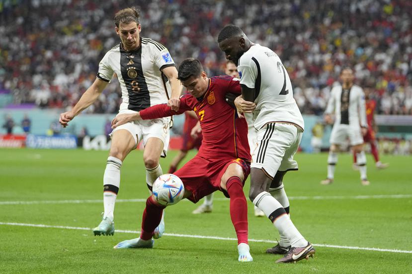 El español Alvaro Morata, al centro, lucha el balón contra los alemanes Antonio Ruediger (derecha) y Leon Gorentzka durante el encuentro del domingo.