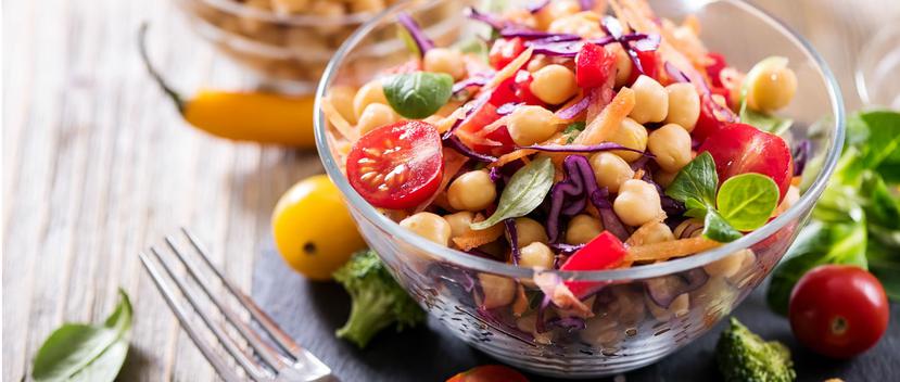 Los expertos afirman que un plan de alimentación saludable incluye verduras, frutas, granos integrales y productos lácteos descremados o sin grasa. (Shutterstock)