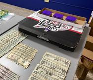 Evidencia ocupada durante allanamiento que resultó en el arresto de una pareja que vendía droga en cajas de pizza.