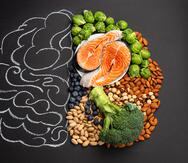 Enfermedades como el alzhéimer
pudiesen retrasarse o disminuir el
daño al cerebro con una alimentación
óptima.
