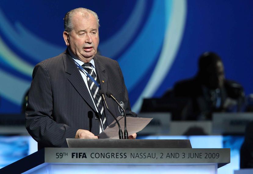 El presidente de la Asociación del Fútbol Argentino y vicepresidente de la FIFA, Julio Grondona, durante un congreso de la FIFA en Nassau, Bahamas. (AP / Tim Aylen)