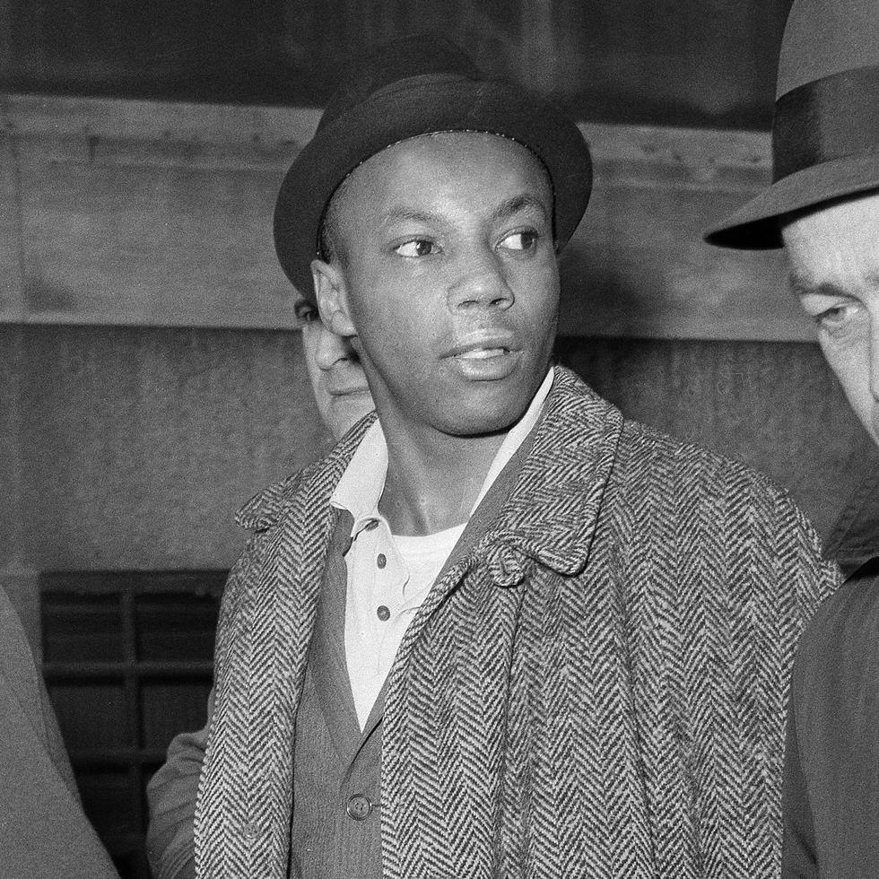 Muhammad Aziz, sospechoso del asesinato de Malcolm X, es escoltado por detectives en el cuartel general de la policía, tras su detención, en Nueva York, el 26 de febrero de 1965.