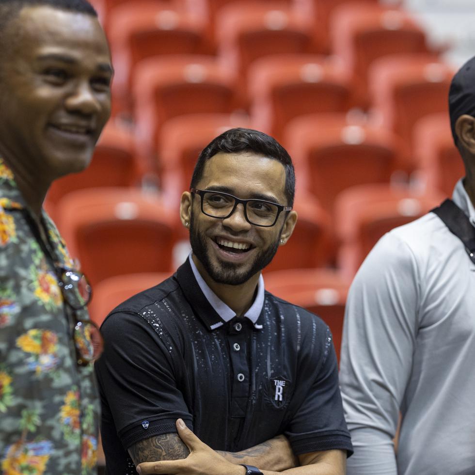 Oscar Collazo (al centro) reaccionó sorprendido ante la altura de Trinidad. 