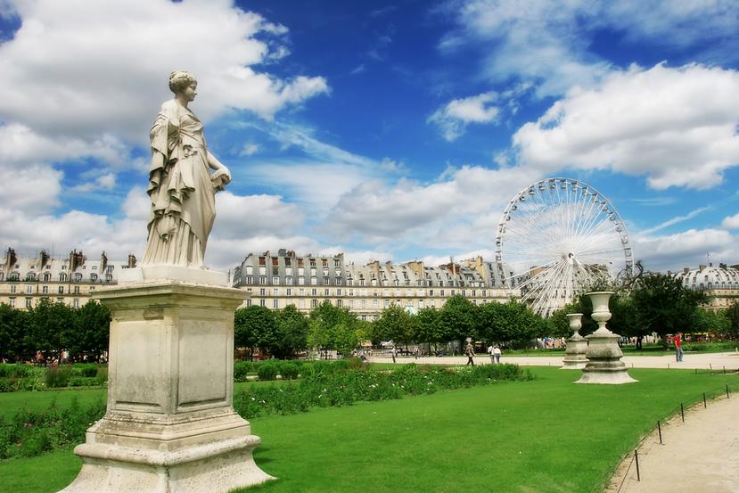 El jardín de las Tullerías, contiguo al Museo del Louvre en París, fue creado en 1564 y después rediseñado por orden del rey Luis XIV.