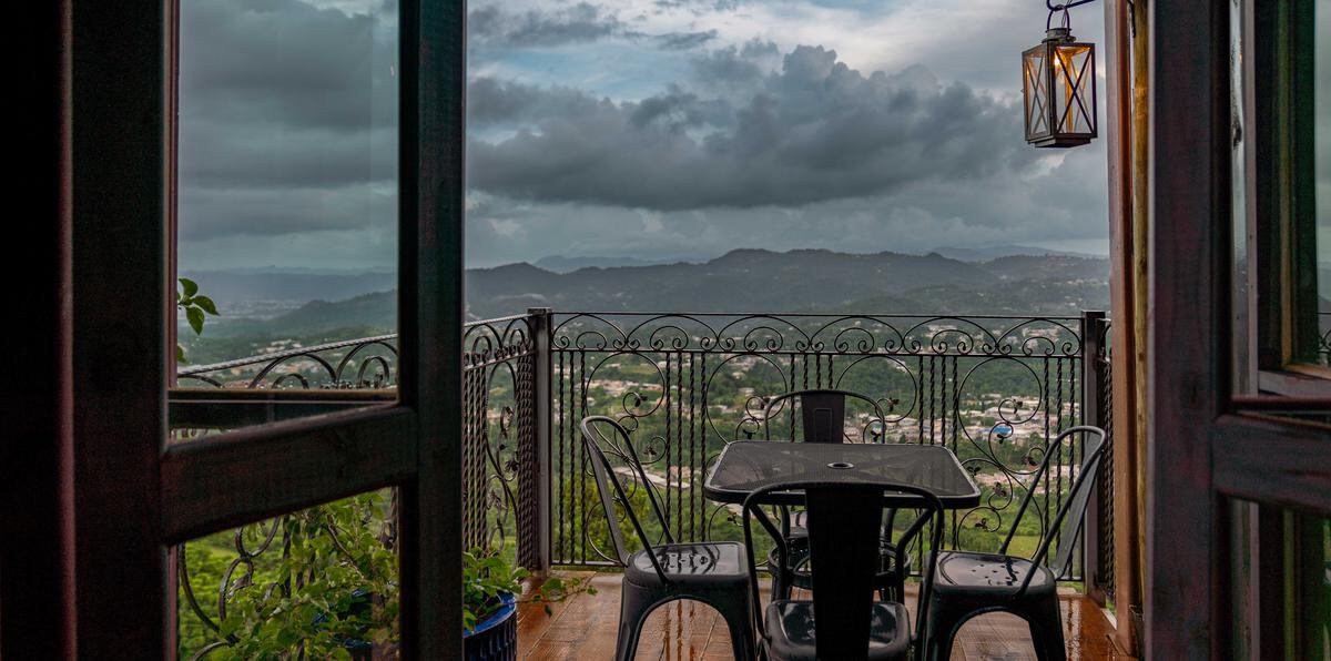 Vista panorámica desde el balcón del Restaurante Di Horno en Aguas Buenas.
