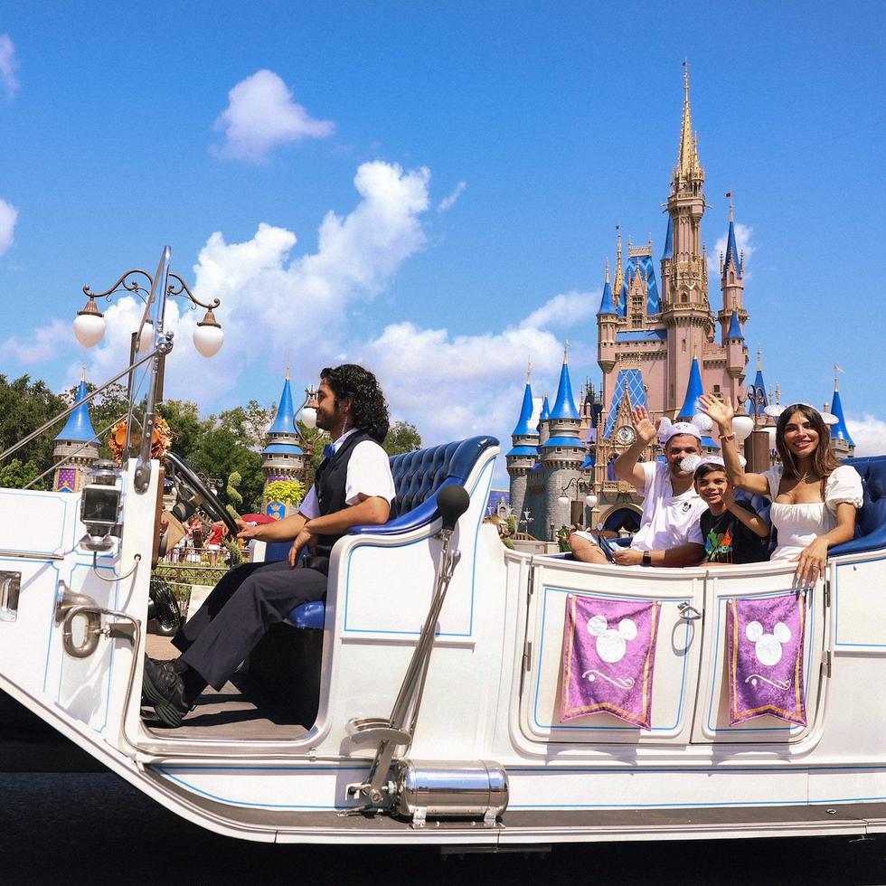 Alejandra Espinoza fue la Gran Mariscal del Disney Festival of Fantasy Parade, el primer día de la celebración hispana, y desfiló con su esposo, el puertorriqueño Aníbal Marrero y su hijo Mateo.