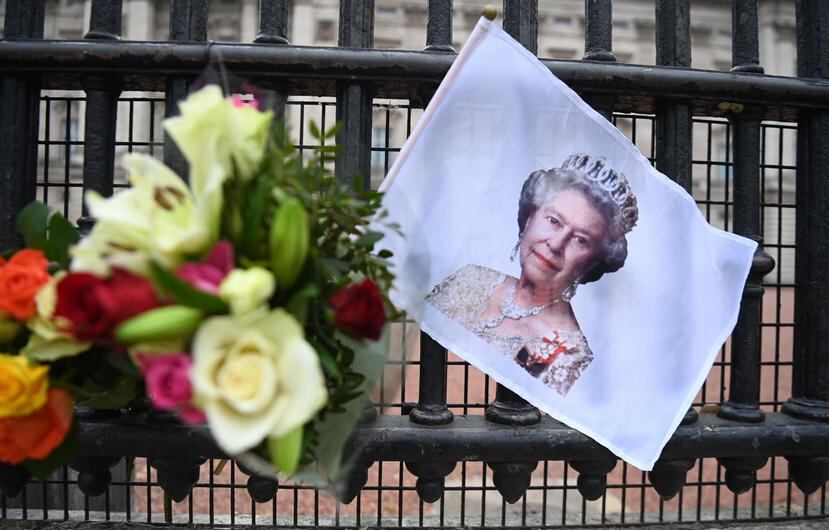 Las afueras del palacio de Buckingham, en Londres, ha mostrado manifestaciones de apoyo hacia la reina Elizabeth II, luego de anunciar que dio positivo a COVID-19.