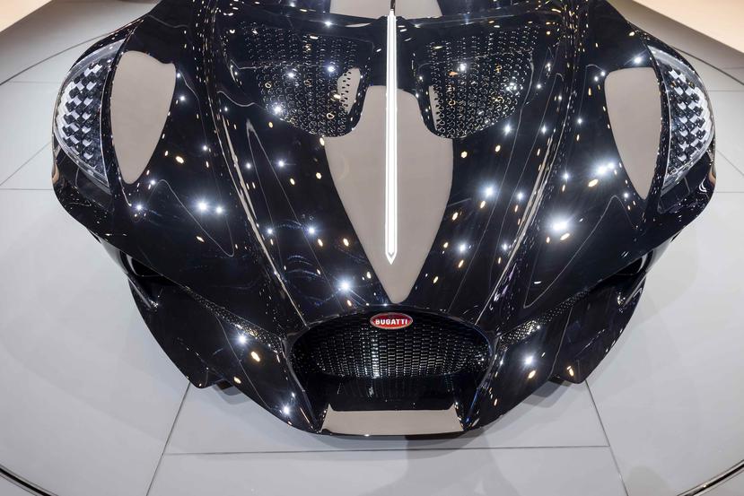 El nuevo modelo de Bugatti La voiture Noire (el auto negro) es presentado en el 89no Salón Internacional del Automóvil" en Ginebra. (Martial Trezzini/Keystone via AP)