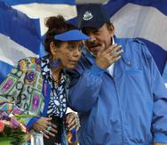 ARCHIVO - El presidente de Nicaragua, Daniel Ortega, y su esposa y vicepresidenta Rosario Murillo, encabezan un mitin en Managua, el 5 de septiembre de 2018. El gobierno de Nicaragua anunció el viernes 19 de noviembre de 2021 su “renuncia y retiro” de la Organización de los Estados Americanos (OEA). (AP Foto/Alfredo Zuniga, Archivo)