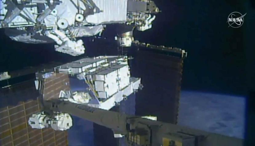 Los astronautas Christina Koch y Andrew Morgan trabajan afuera de la Estación Espacial Internacional. (NASA vía AP)