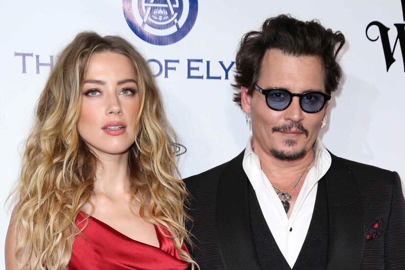 La esposa del actor, Amber Heard (i), dijo el viernes en una corte de Los Ángeles que Depp había abusado física y emocionalmente de ella durante "toda nuestra relación". (Archivo / AP)