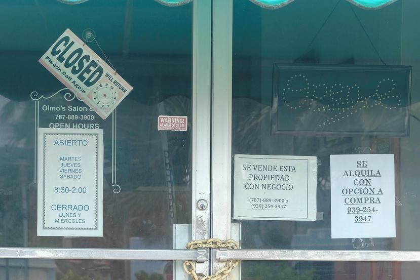Por tercer día consecutivo, múltiples negocios estuvieron cerrados ayer por la pandemia del coronavirus. Arriba un spa en Luquillo.