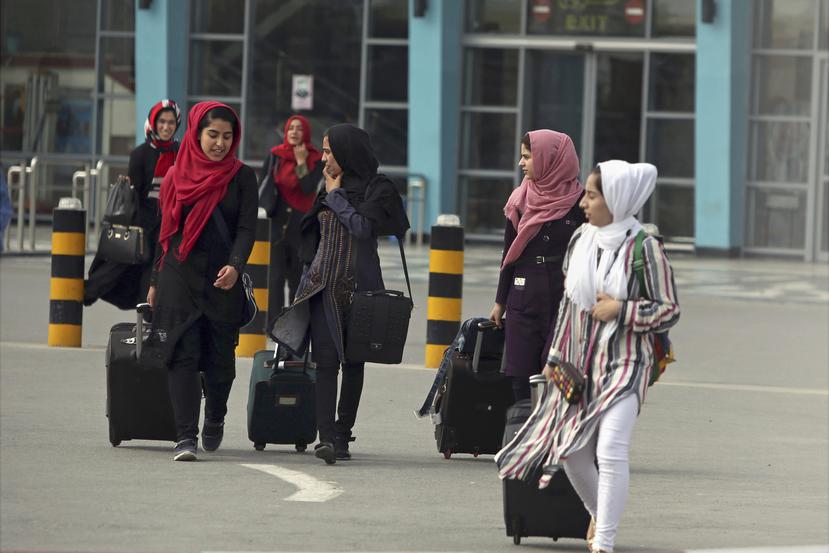 Imagen de archivo de mujeres en el Aeropuerto Internacional Hamid Karzai en Kabul, Afganistán.