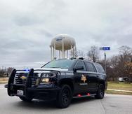 Una patrulla estatal de Texas obstruye una calle que conduce a una sinagoga en Colleyville, Texas, donde un hombre había tomado rehenes el sábado, 15 de enero de 2022.