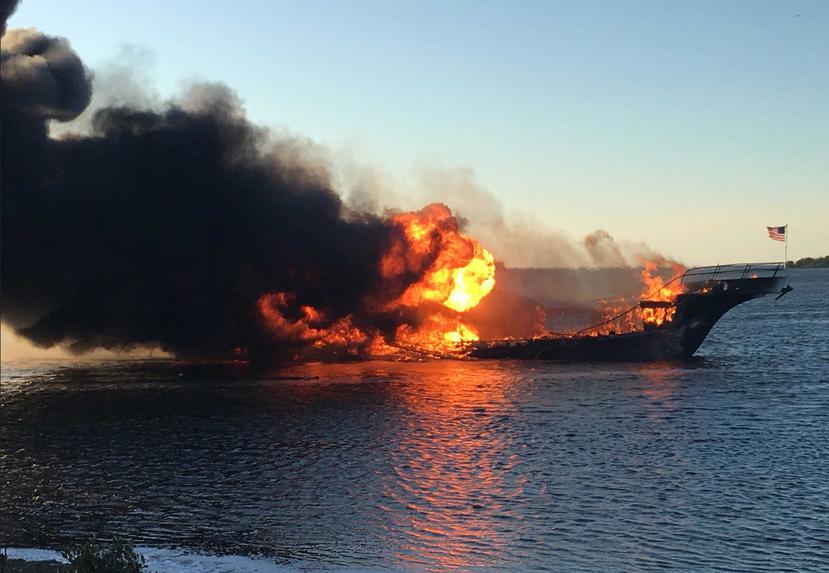 En esta fotografía proporcionada por el condado Pasco, las llamas devoran un transbordador el domingo 14 de enero de 2018 en el área de Tampa Bay. (AP)