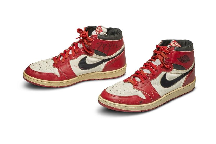 Los zapatos autografiados por Michael Jordan son del 1985. (Bloomberg / Sotheby’s)