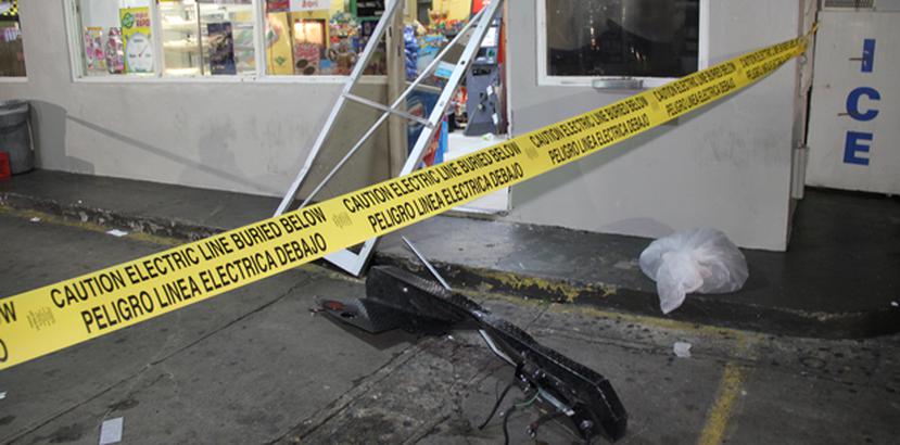 Cuando el camión arrancó, el “bumper” al que habían amarrado el cajero automático se desprendió. (alex.figueroa@gfrmedia.com)