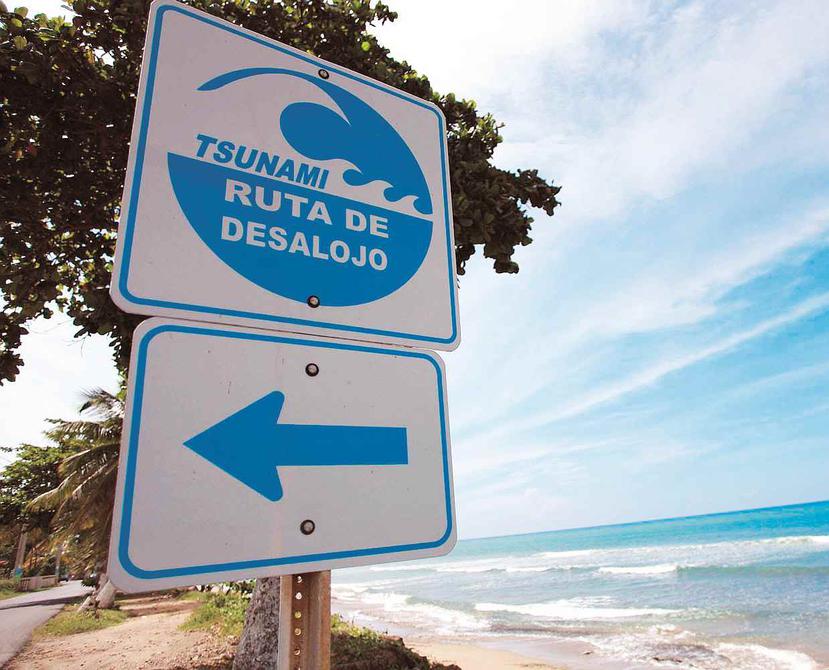 Tras el huracán María muchos de los letreros que leen "Tsunami: Ruta de desalojo" desaparecieron". (Archivo / GFR Media)