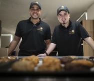Jeriel Cuadrado Cosme y Christian Lacomba Febus, fundadores deTasty Lacomba Giant Cookies, una idea que surgió tras un viaje a Nueva York.