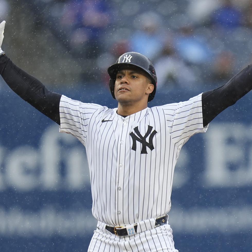 El dominicano Juan Soto de los Yankees de Nueva York reacciona luego de conectar un doble productivo de tres carreras durante el séptimo episodio del juego de béisbol ante los Tigres de Detroit.