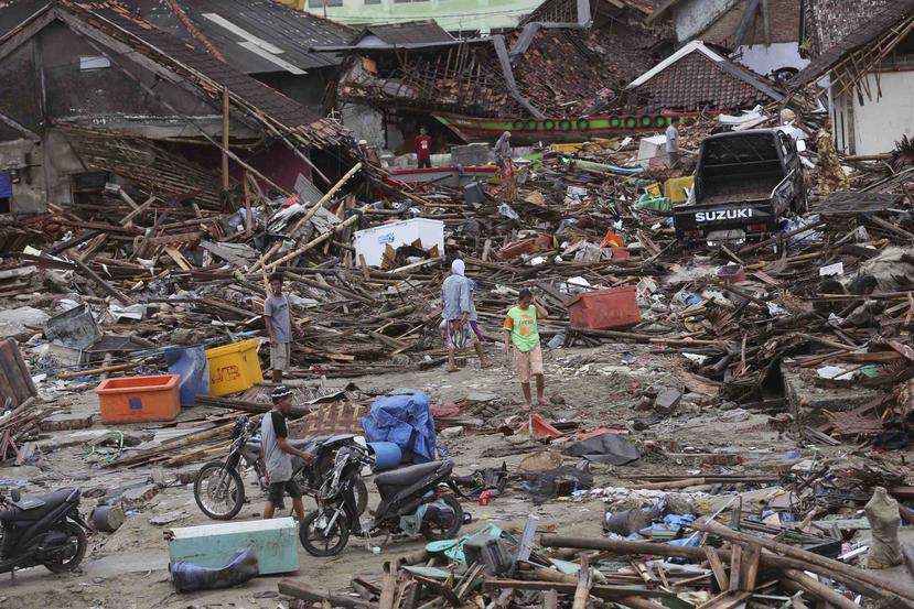 Personas evalúan el daño en la localidad de Sumur, Indonesia, el martes 25 de diciembre de 2018, luego de que un tsunami arrasó con la localidad. (AP)