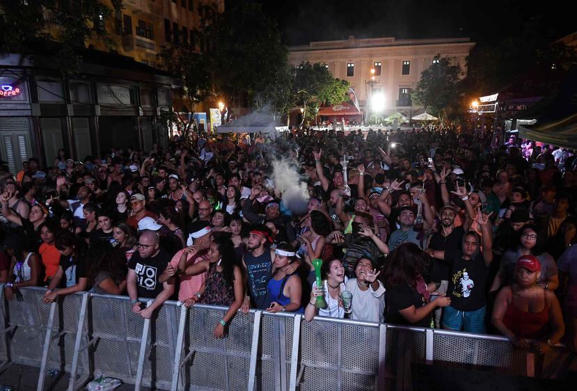 Multitud en la Plaza de Armas del Viejo San Juan durante la noche del viernes en las Fiestas de la Calle San Sebastián.