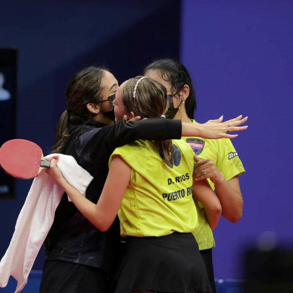 Adriana y Melanie Díaz y Daniely Ríos celebran su victoria ante Malasia.