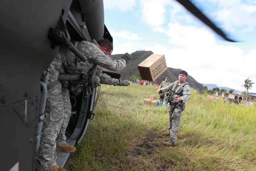 Soldados de la Guardia Nacional llevan comida y agua al sector Damian Arriba de Orocovis. (GFR Media)